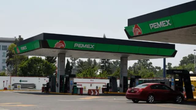 Gobierno de México y empresarios acuerdan tope para gasolina por 6 meses