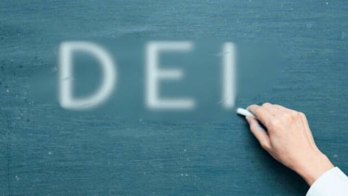 Escuelas de EE. UU. en la fecha límite deben eliminar políticas DEI o perder fondos federales