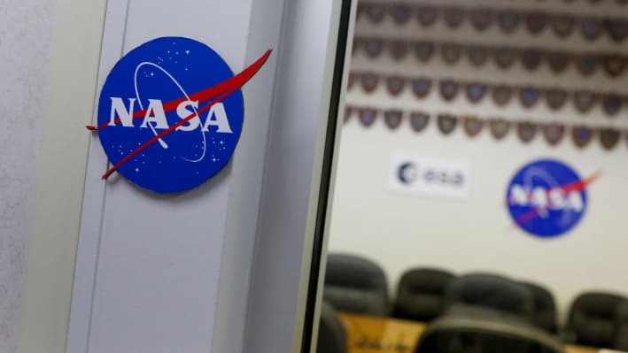 Los logotipos de la NASA se ven en la sala de conferencias del Cuartel de la Tripulación de Astronautas (ACQ) en el Centro Espacial Kennedy, en Cabo Cañaveral, Florida, el 14 de junio de 2022. (Eva Marie Uzcategui/AFP vía Getty Images)
