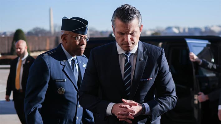 El secretario de Defensa Pete Hegseth (derecha) llega al Pentágono por primera vez desde que fue confirmado, tras ser recibido por el presidente del Estado Mayor Conjunto, el general C.Q. Brown (izquierda), en Arlington, Virginia, el 27 de enero de 2025. (Win McNamee/Getty Images)