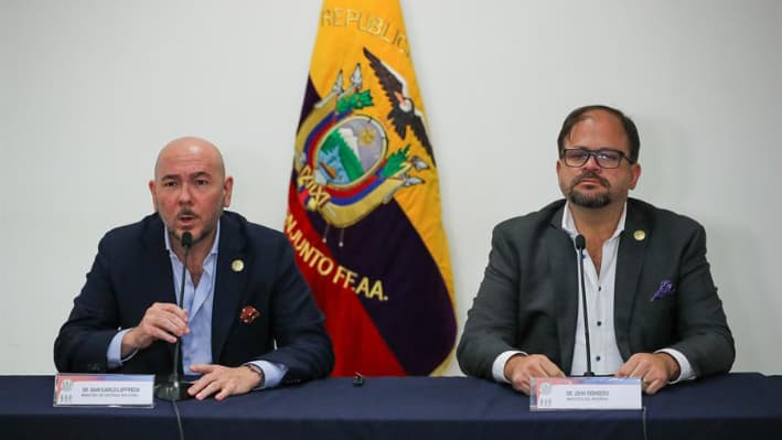 El ministro de Defensa Nacional, Gian Carlo Loffredo (i), habla junto al ministro de Interior, Jonh Reimberg, durante una rueda de prensa el 28 de febrero de 2025, en Quito (Ecuador). EFE/ José Jácome