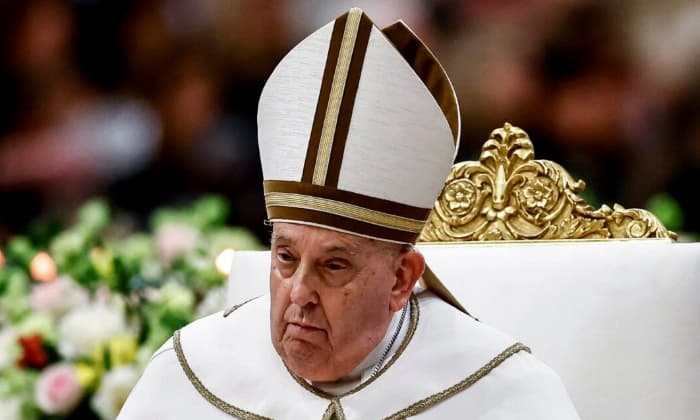 El Papa Francisco dirige las Vísperas en la fiesta de la conversión de San Pablo, en la Basílica de San Pablo Extramuros, en Roma, el 25 de enero de 2025. (Yara Nardi/Reuters)
