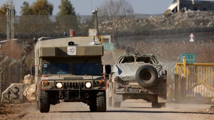 Vehículos del ejército israelí se despliegan en la ciudad de Metula, en el norte de Israel, en la frontera con el Líbano, después de que el 27 de noviembre entrara en vigor un alto el fuego tras dos meses de guerra entre Israel y Hezbolá, el 7 de enero de 2025. (Jalaa Marey/AFP vía Getty Images)