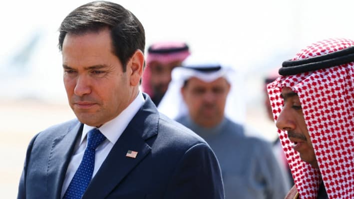 El secretario de Estado de EE. UU., Marco Rubio, es recibido por el viceministro saudí de Asuntos de Protocolo, Abdulmajeed al-Smari, a su llegada al Aeropuerto Internacional Rey Jalid de Riad el 17 de febrero de 2025. (Evelyn Hockstein/AFP vía Getty Images)