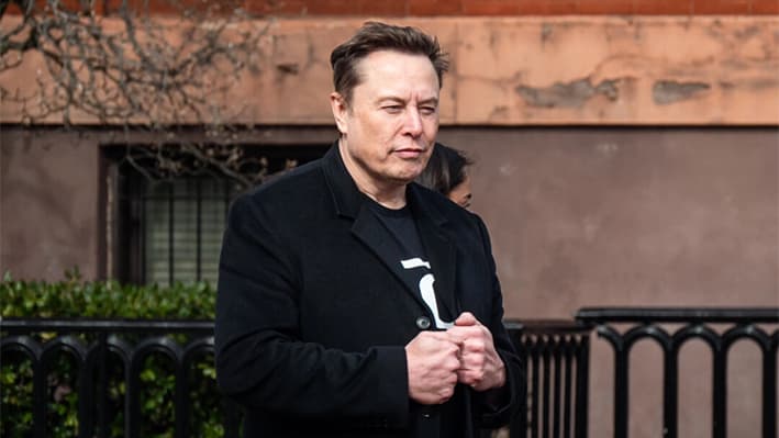 Elon Musk, director ejecutivo de Tesla y SpaceX, entrando en los terrenos de la Casa Blanca en Washington el 13 de febrero de 2025. (Travis Gillmore/The Epoch Times)