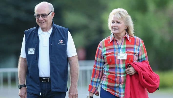Marshall Rose, presidente de Georgetown Group Inc., y la actriz Candice Bergen llegan a la sesión matutina de la Conferencia Allen & Company Sun Valley en Sun Valley, Idaho, el 9 de julio de 2014. (Scott Olson/Getty Images)
 