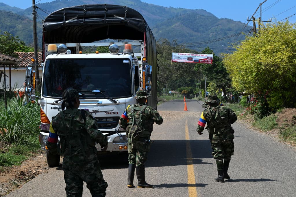 Firmantes de paz bloquean carretera en centro de Colombia por incumplimientos del Gobierno