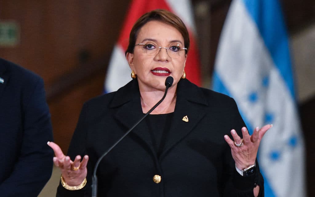 La presidenta de Honduras, Xiomara Castro, habla durante una conferencia de prensa en la casa presidencial en San José el 20 de junio de 2024. (Ezequiel Becerra/AFP vía Getty Images)