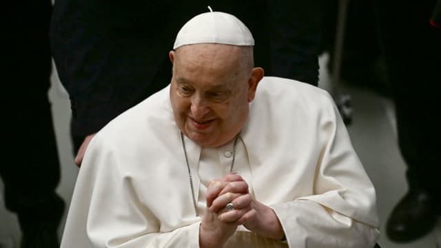 Papa sufre neumonía bilateral y su cuadro clínico sigue siendo complejo, informa el Vaticano