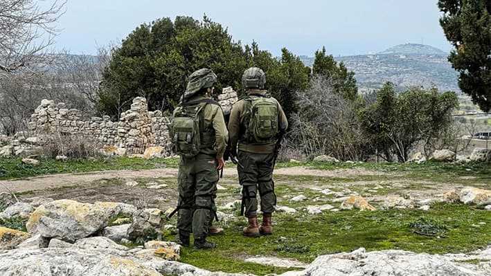 Soldados israelíes vigilan, tras la entrada en vigor de un alto el fuego entre Israel y Hezbolá, cerca de la frontera de Israel con el Líbano, en el norte de Israel, el 26 de enero de 2025. (REUTERS/Avi Ohayon)