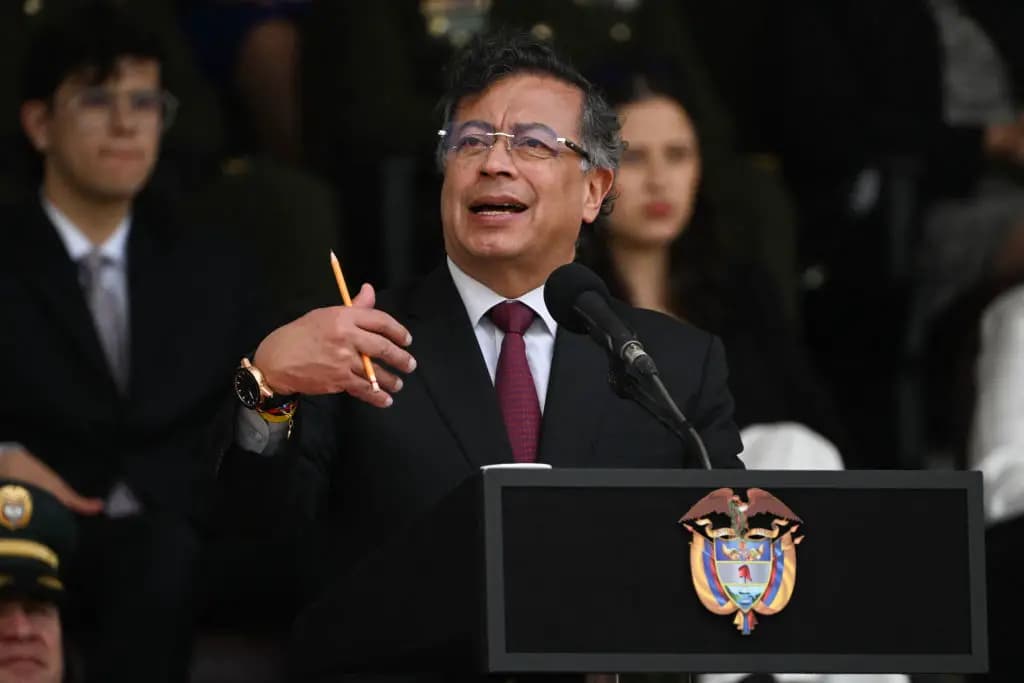 El presidente colombiano Gustavo Petro (c) habla durante la juramentación del nuevo director de la Policía Nacional, general Carlos Triana, en la Escuela de Policía General Santander en Bogotá el 18 de febrero de 2025. (Luis Acosta/AFP vía Getty Images)