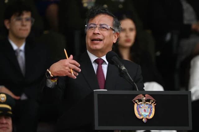 Petro denuncia que los narcos quieren atacar el avión presidencial con misiles