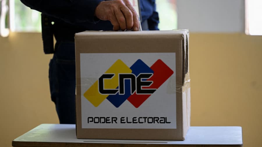 Un hombre vota en un colegio electoral durante una elección simulada en Caracas (Venezuela) el 30 de junio de 2024. (Federico Parra/AFP vía Getty Images)