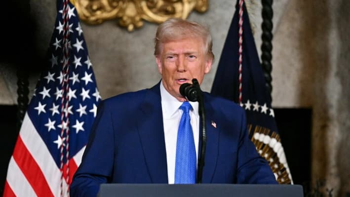 El presidente Donald Trump habla durante la firma de órdenes ejecutivas en su resort Mar-a-Lago en Palm Beach, Florida, el 18 de febrero de 2025. (Roberto Schmidt/AFP vía Getty Images)