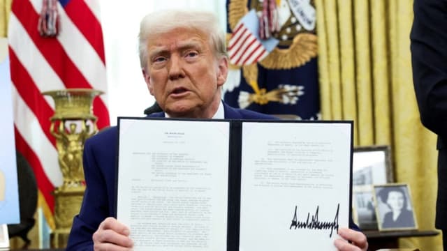 Trump firma una orden ejecutiva para permitir que la OMB supervise a agencias independientes