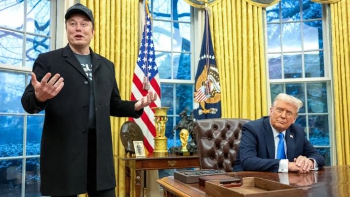 Elon Musk (izq.) habla junto al presidente Donald Trump en el Despacho Oval de la Casa Blanca, el 11 de febrero de 2025. (Jim Watson/AFP a través de Getty Images)