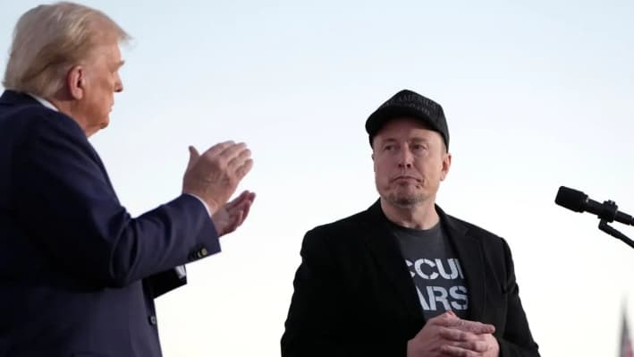 El entonces candidato presidencial republicano Donald Trump, a la izquierda, aplaude mientras el director ejecutivo de Tesla y SpaceX, Elon Musk, se prepara para partir después de hablar en un acto de campaña en el Butler Farm Show, el 5 de octubre de 2024, en Butler, Pensilvania. (Alex Brandon/AP Photo)