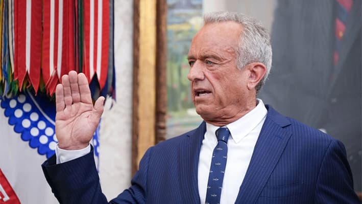 Robert F. Kennedy Jr. jura su cargo como secretario de Salud y Servicios Humanos en la Oficina Oval de Washington el 13 de febrero de 2025. (Andrew Harnik/Getty Images)