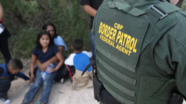 Agente de inmigración acusado de tráfico de inmigrantes y drogas en Texas se declara inocente