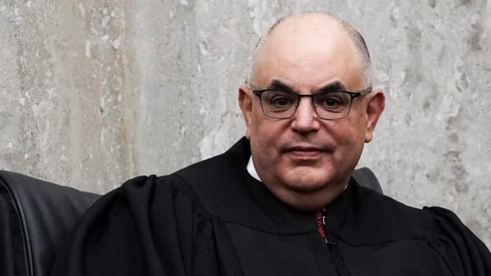 El juez de distrito de EE. UU. Rudolph Contreras durante la ceremonia de investidura del juez de distrito de EE. UU. Trevor N. McFadden en la Corte de Distrito de EE. UU., en Washington, el 13 de abril de 2018. (Alex Wong/Getty Images)