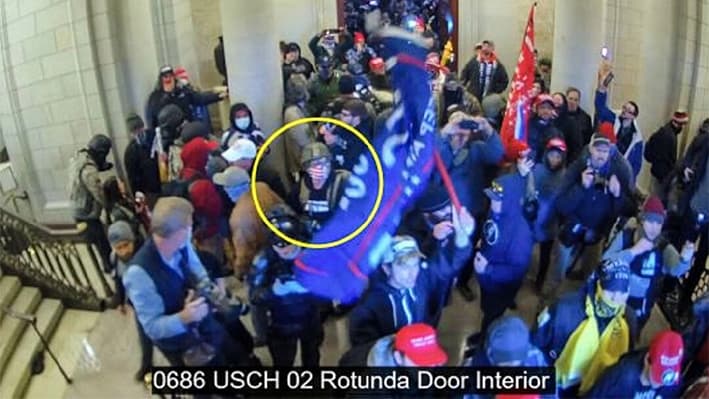 Un hombre identificado como Edward Kelley dentro del Capitolio de los Estados Unidos el 6 de enero de 2021. (Departamento de Justicia de EE. UU. a través de The Epoch Times)