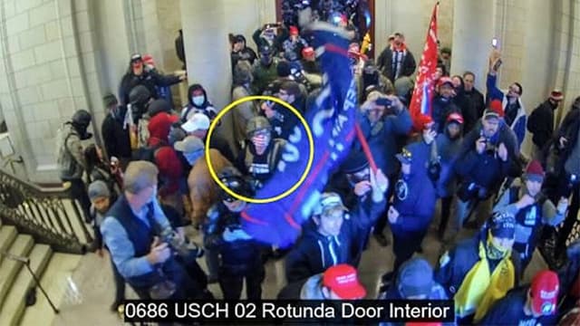 Indultos de Trump del 6 de enero no incluyen a hombre que planeaba matar a agentes del FBI: DOJ