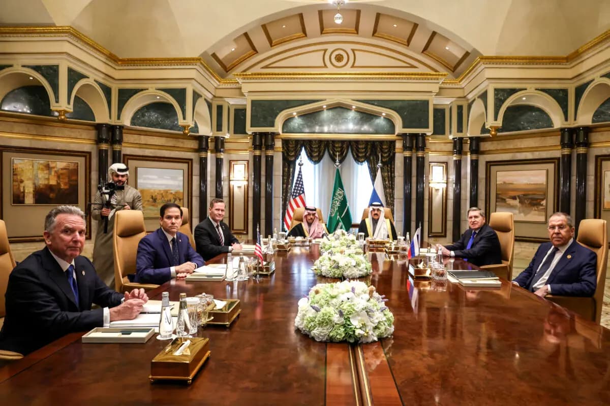 El enviado de EE. UU. para Oriente Medio, Steve Witkoff (izquierda), el secretario de Estado de EE. UU., Marco Rubio (segundo por la izquierda), el Asesor de Seguridad Nacional Mike Waltz (3.º izq.), Ministro de Asuntos Exteriores de Arabia Saudí, Príncipe Faisal bin Farhan al-Saud (centro izq.), Asesor de Seguridad Nacional de Arabia Saudí, Mosaad bin Mohammad al-Aiban (centro der.), Ministro de Asuntos Exteriores de Rusia, Sergei Lavrov (der.) y Asesor de Política Exterior de Rusia, Yuri Ushakov (2.º der.) asisten a una reunión en el Palacio de Diriyah en Riad, Arabia Saudí, el 18 de febrero de 2025. 18 de febrero de 2025. (Evelyn Hockstein/AFP a través de Getty Images)
