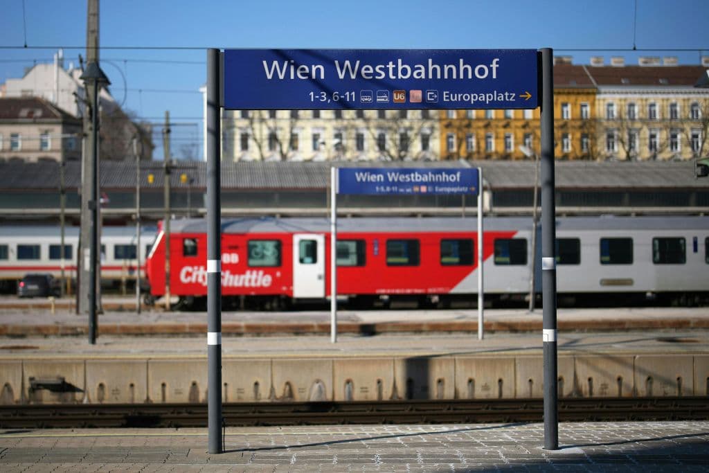 Una vista general muestra un tren en la última hora y un cartel con un nombre en la estación de tren Oeste de Viena, Austria, el 19 de febrero de 2025. El Ministerio del Interior de Austria anunció el 19 de febrero de 2025 que los investigadores de la Oficina Estatal para la Protección de la Constitución y la Lucha contra el Terrorismo (LSE) y las fuerzas policiales de WEGA arrestaron a un joven de 14 años, evitando un ataque terrorista que había planeado en la estación de tren Oeste de Viena. (Georg Hochmuth/APA/AFP vía Getty Images)