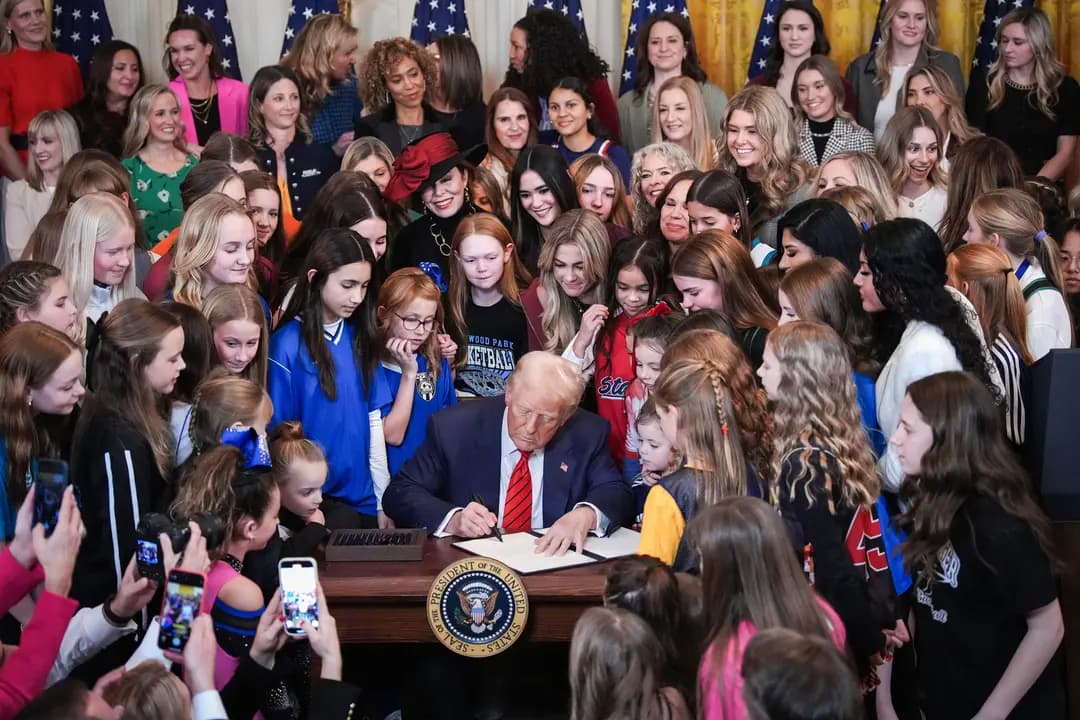 Trump y la gobernadora de Maine se enfrentan por la participación de hombres en deportes femeninos