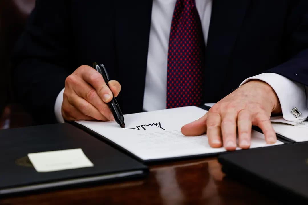 El presidente Donald Trump firma órdenes ejecutivas en el Despacho Oval el 20 de enero de 2025. (Anna Moneymaker/Getty Images)