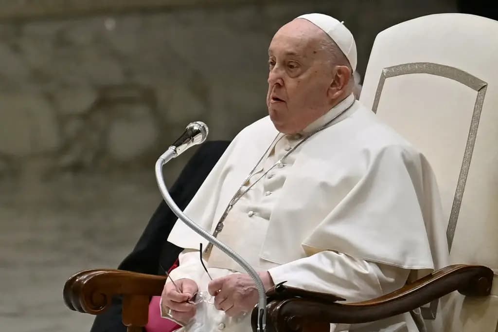 El papa está "estable" y presenta "una ligera mejoría" en su sexto día de hospitalización
