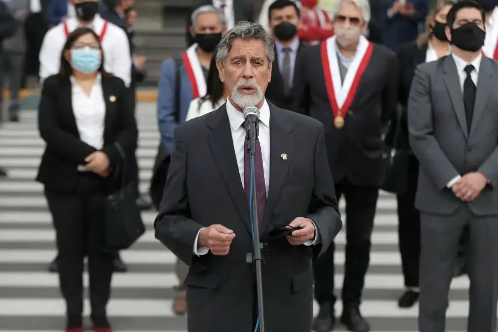 El expresidente interino de Perú, Francisco Sagasti, habla afuera del Congreso Nacional el 16 de noviembre de 2020 en Lima, Perú. (Beto Baron/Getty Images)