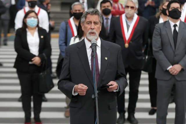 El expresidente interino de Perú, Francisco Sagasti, habla afuera del Congreso Nacional el 16 de noviembre de 2020 en Lima, Perú. (Beto Baron/Getty Images)
