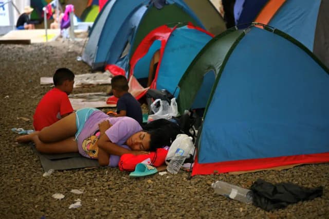 Trasladan a 98 migrantes deportados de EE. UU. desde hotel de Panamá hasta el Darién