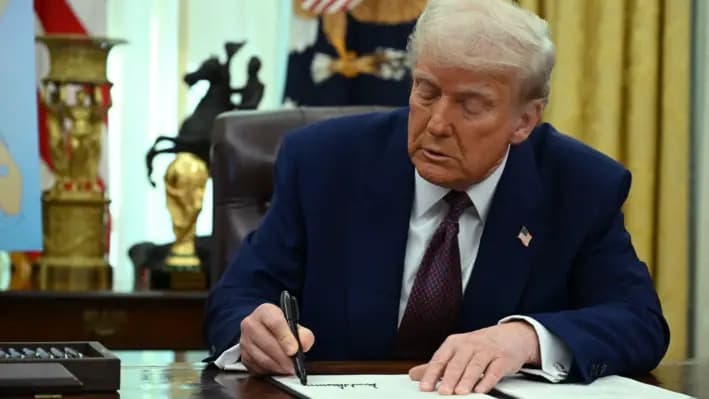 El presidente de Estados Unidos, Donald Trump, firma una orden ejecutiva sobre aranceles recíprocos en la Oficina Oval de la Casa Blanca, en Washington, DC, el 13 de febrero de 2025. (ANDREW CABALLERO-REYNOLDS/AFP vía Getty Images)