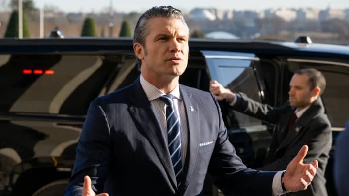 El secretario de Defensa Pete Hegseth habla con los medios de comunicación durante su primera llegada oficial al Pentágono como secretario, en Washington, el 27 de enero de 2025. (Saul Loeb/AFP a través de Getty Images)