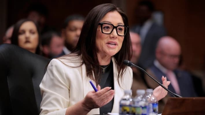 Lori Chavez-DeRemer, nominada por el presidente Donald Trump para dirigir el Departamento de Trabajo, testifica durante su audiencia de confirmación ante el Comité de Salud, Educación, Trabajo y Pensiones del Senado en el edificio de oficinas del Senado Dirksen, en el Capitolio de EE. UU., el 19 de febrero de 2025. (Chip Somodevilla/Getty Images)
