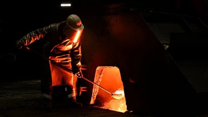 Un trabajador siderúrgico en el alto horno (Hochofen) Schwelgern en la acería de Thyssenkrupp Steel Europe AG, en Duisburg, Alemania, el 10 de diciembre de 2024. (Ina Fassbender/AFP vía Getty Images)