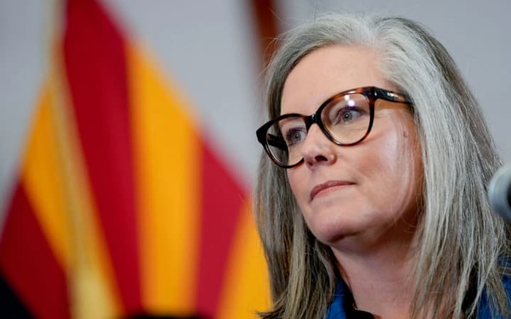 La gobernadora de Arizona, Katie Hobbs habla en el Capitolio de Arizona en Phoenix el 2 de mayo de 2024. (Matt York/Foto AP)