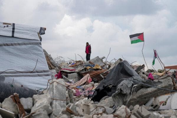 Un hombre se encuentra entre los escombros de las casas, destruidas por la ofensiva aérea y terrestre del ejército israelí contra Hamás en Jabaliya, al norte de la Franja de Gaza, el 19 de febrero de 2025. (Abdel Kareem Hana/AP)