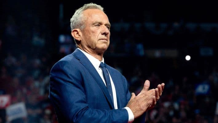 El candidato presidencial independiente Robert F. Kennedy Jr. escucha durante un mitin de campaña del expresidente Donald Trump en el Desert Diamond Arena en Glendale, Arizona, el 23 de agosto de 2024. (Rebecca Noble/Getty Images)
