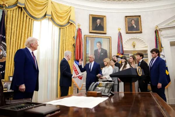 Robert F. Kennedy Jr., acompañado por su esposa, Cheryl Hines, y su familia, presta juramento como secretario de Salud y Servicios Humanos ante el juez de la Corte Suprema Neil Gorsuch, mientras el presidente Donald Trump observa en la Oficina Oval el 13 de febrero de 2025. (Andrew Harnik/Getty Images)