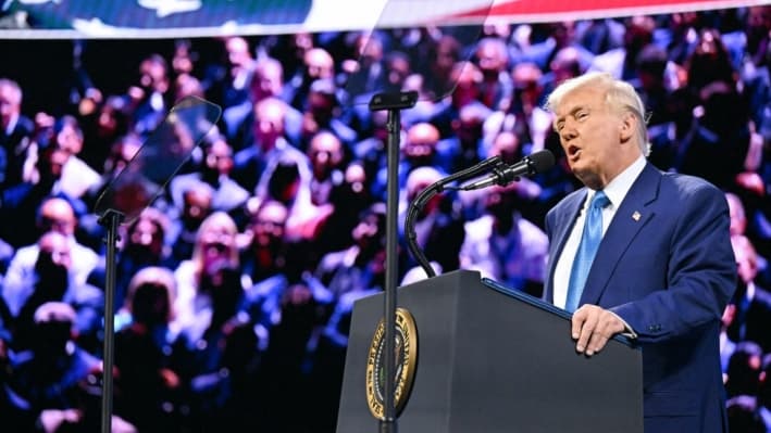 A Trump le encanta la idea de enviar a los contribuyentes cheques financiados con ahorros de DOGE