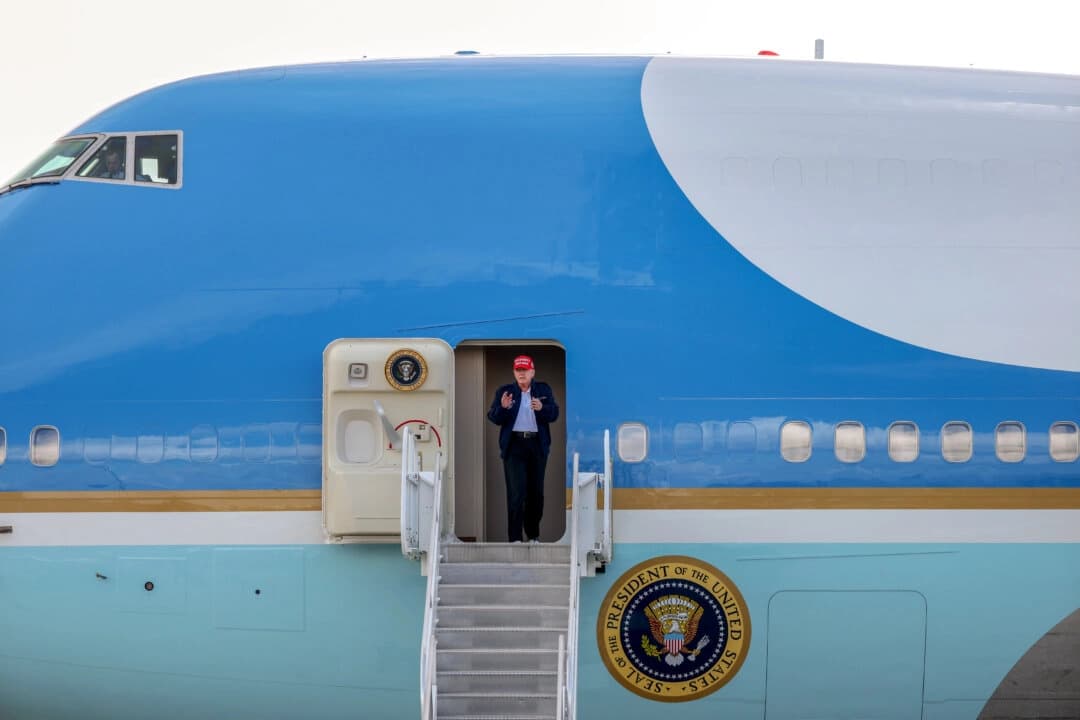 El presidente Donald Trump desciende del Air Force One en el Aeropuerto Internacional de Miami el 19 de febrero de 2025. (Joe Raedle/Getty Images)