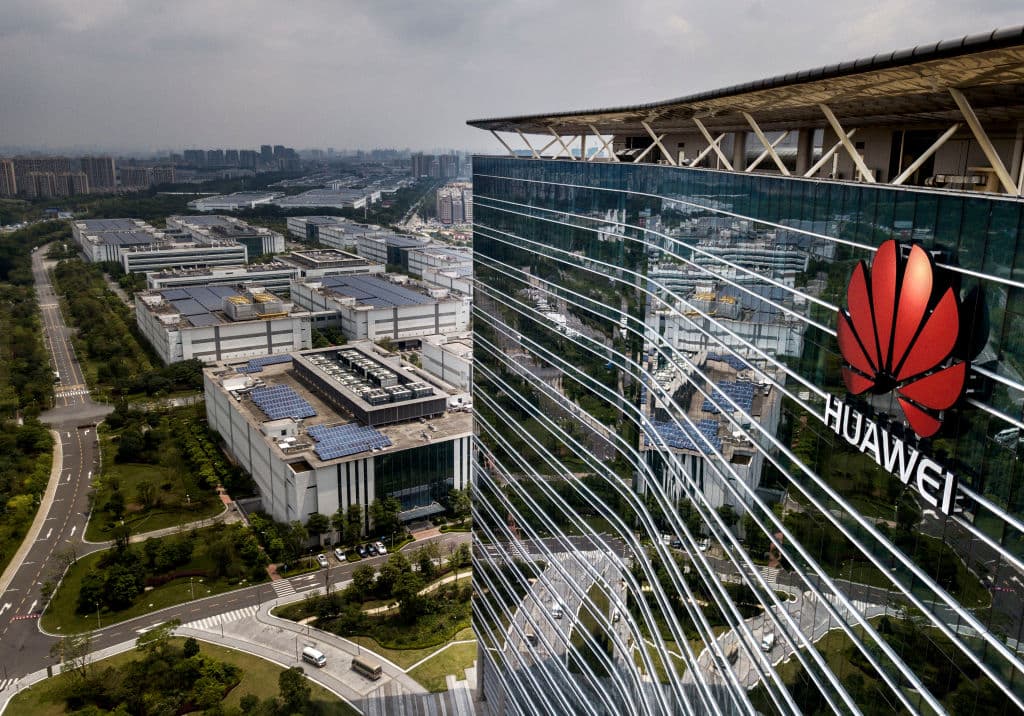El logotipo de Huawei se ve en el costado del edificio principal en el campus de producción de la compañía el 25 de abril de 2019 en Dongguan, cerca de Shenzhen, China. (Kevin Frayer/Getty Images)