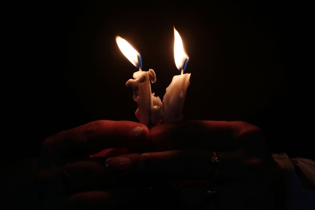 Una vigilia con velas en una imagen de archivo. (Safin Hamid/AFP vía Getty Images)