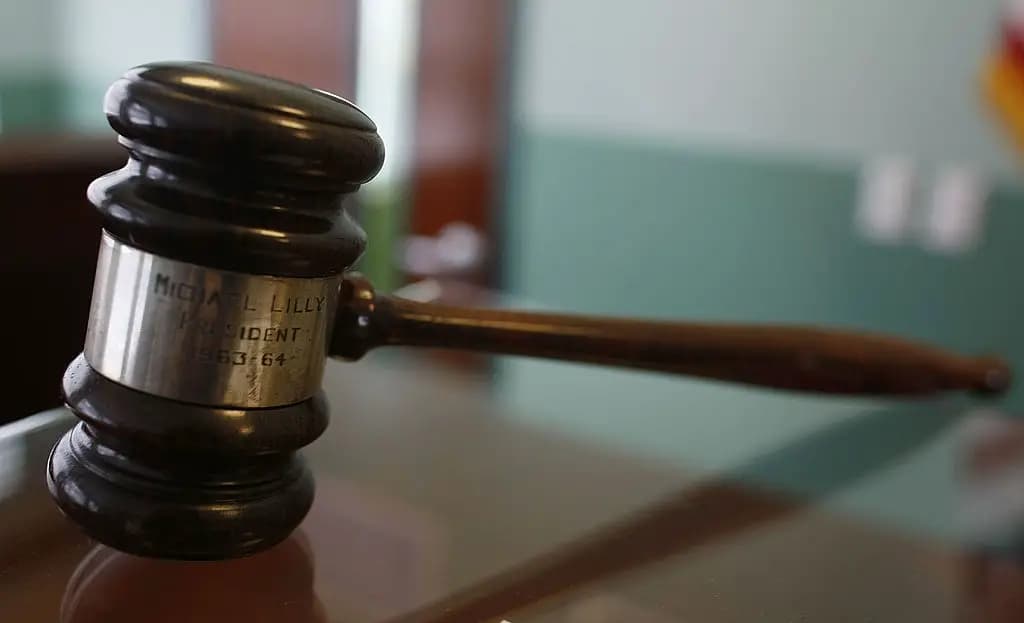 El mazo de un juez descansa sobre un escritorio en la sala del tribunal, en una imagen de archivo. (Joe Raedle/Getty Images)