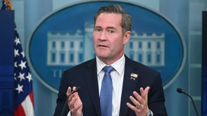 El asesor de seguridad nacional Mike Waltz habla durante la conferencia de prensa diaria en la sala de prensa Brady de la Casa Blanca, en Washington, el 20 de febrero de 2025. (Jim Watson/AFP/Getty Images)