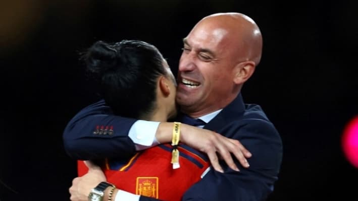 Sentencian a exjefe de fútbol de España por agresión sexual a jugadora tras besarla en la Copa del Mundo
