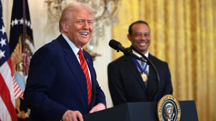 El presidente de Estados Unidos, Donald Trump, acompañado por la leyenda del golf Tiger Woods, habla durante una recepción en honor al Mes de la Historia Negra en la Sala Este de la Casa Blanca en Washington el 20 de febrero de 2025. (Win McNamee/Getty Images)